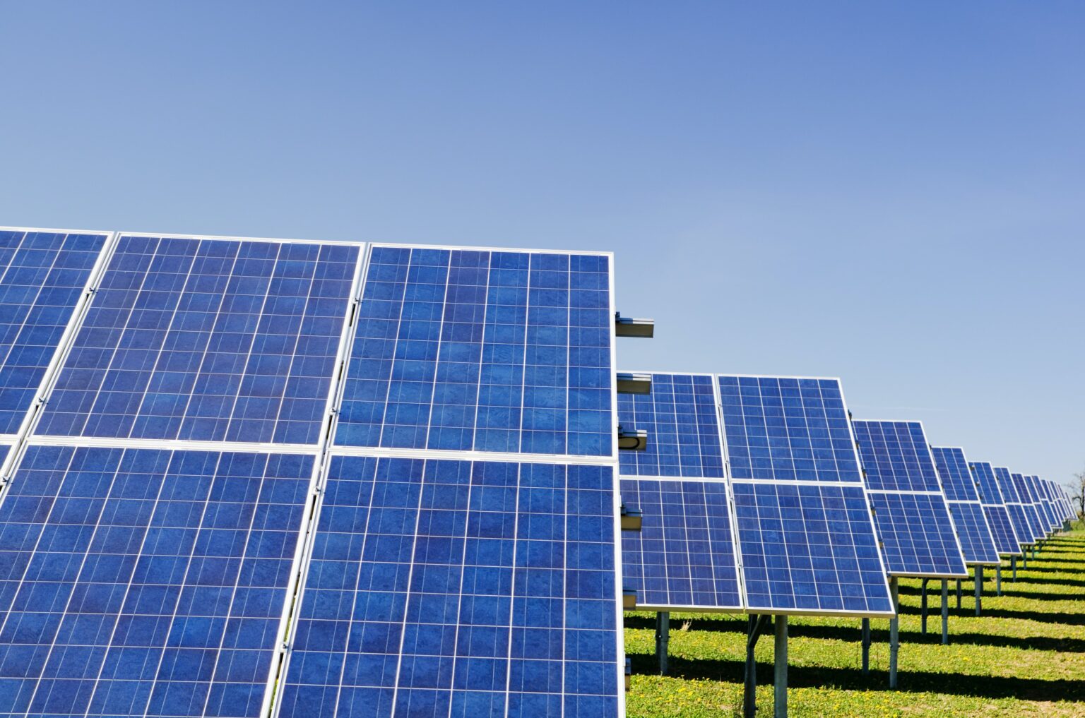 Panneaux solaires photovoltaïques : quels avantages à en installer ...