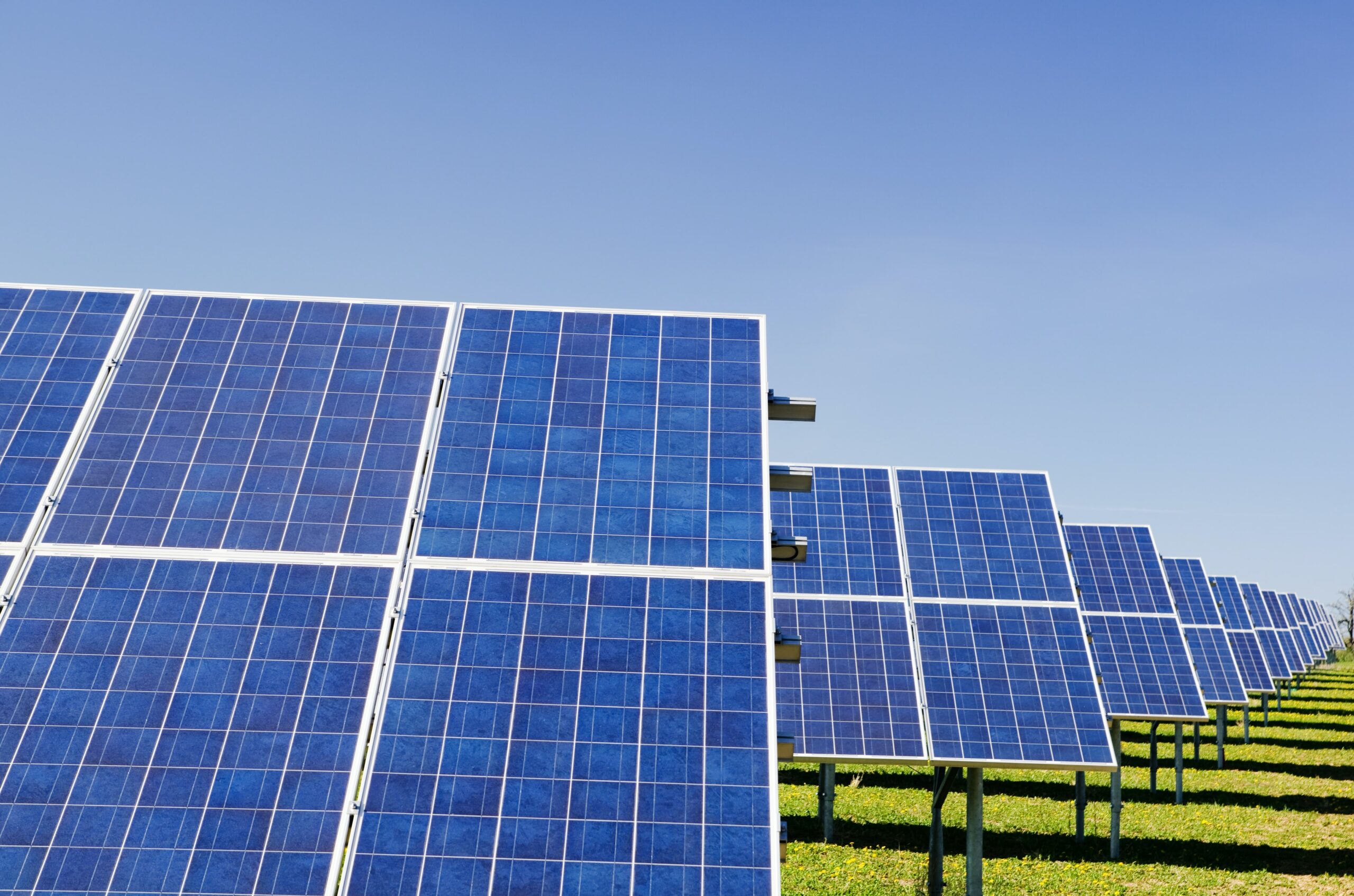 You are currently viewing Panneaux solaires photovoltaïques : quels avantages à en installer ?